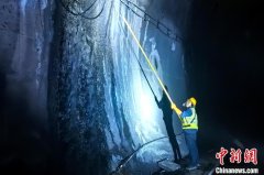 （新春走基层）宝塔山下的铁路隧道“打冰人”