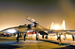 夜航影像丨空军航空兵某旅机务官兵保障夜间飞