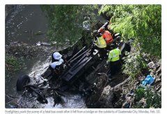危地马拉一巴士坠河致51人死亡 总统宣布全国进